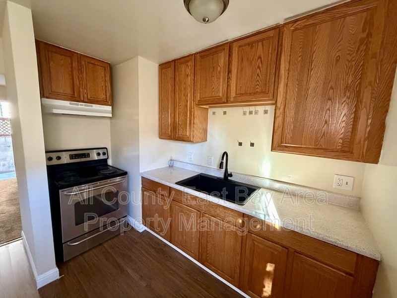 1411 Parker St #1 - Photo 4 of 11