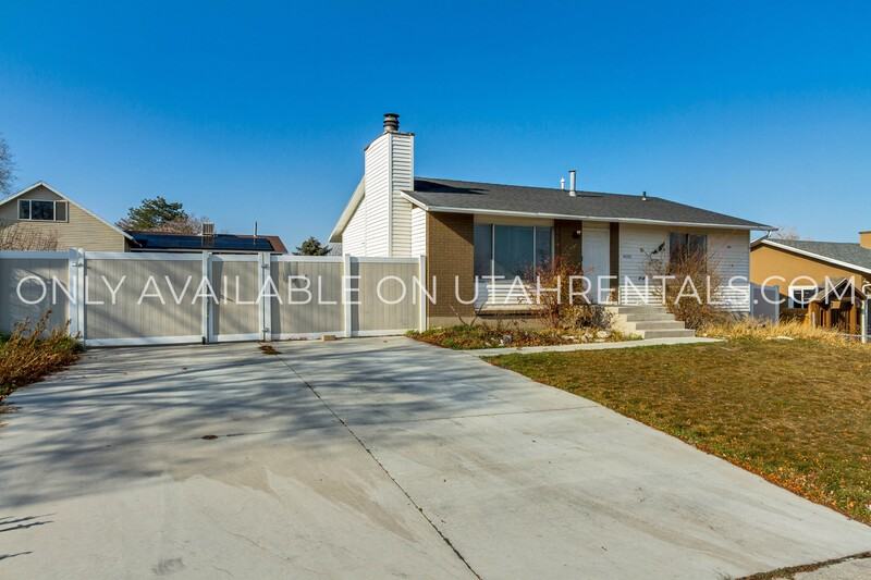 4032 S Castle View Dr - Photo 2 of 24