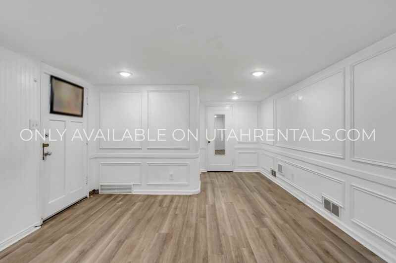 1116 E St #C - Photo 3 of 21