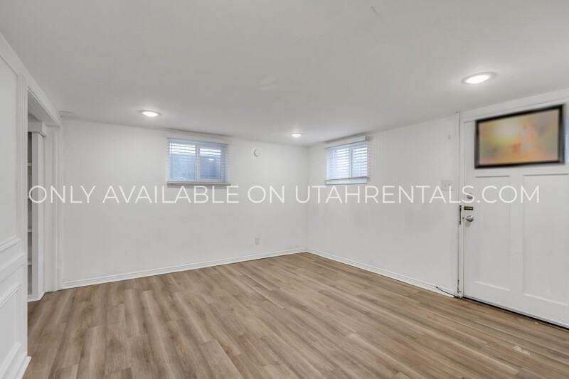 1116 E St #C - Photo 4 of 21