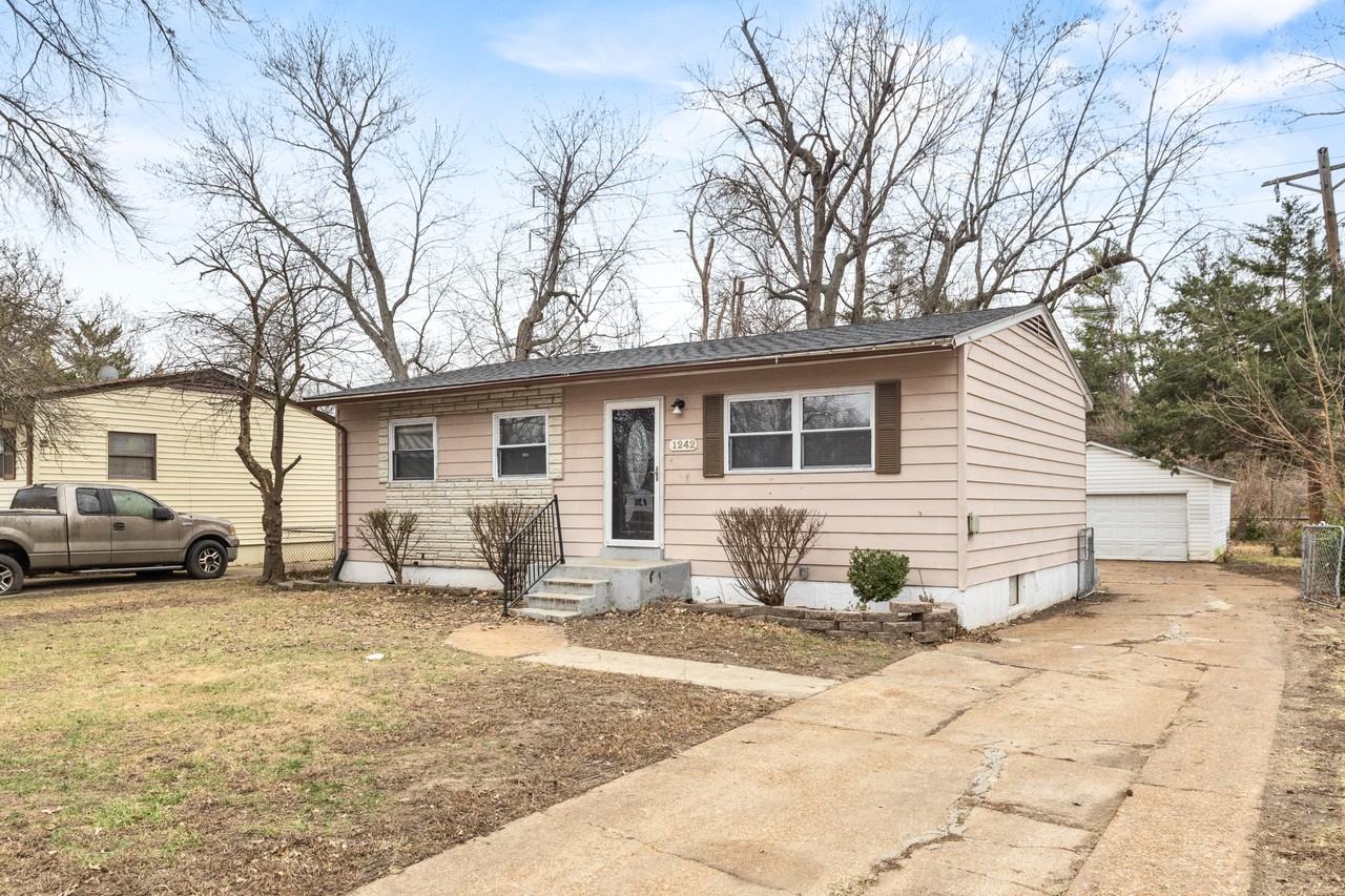 1242 Scott Ave - Photo 2 of 24