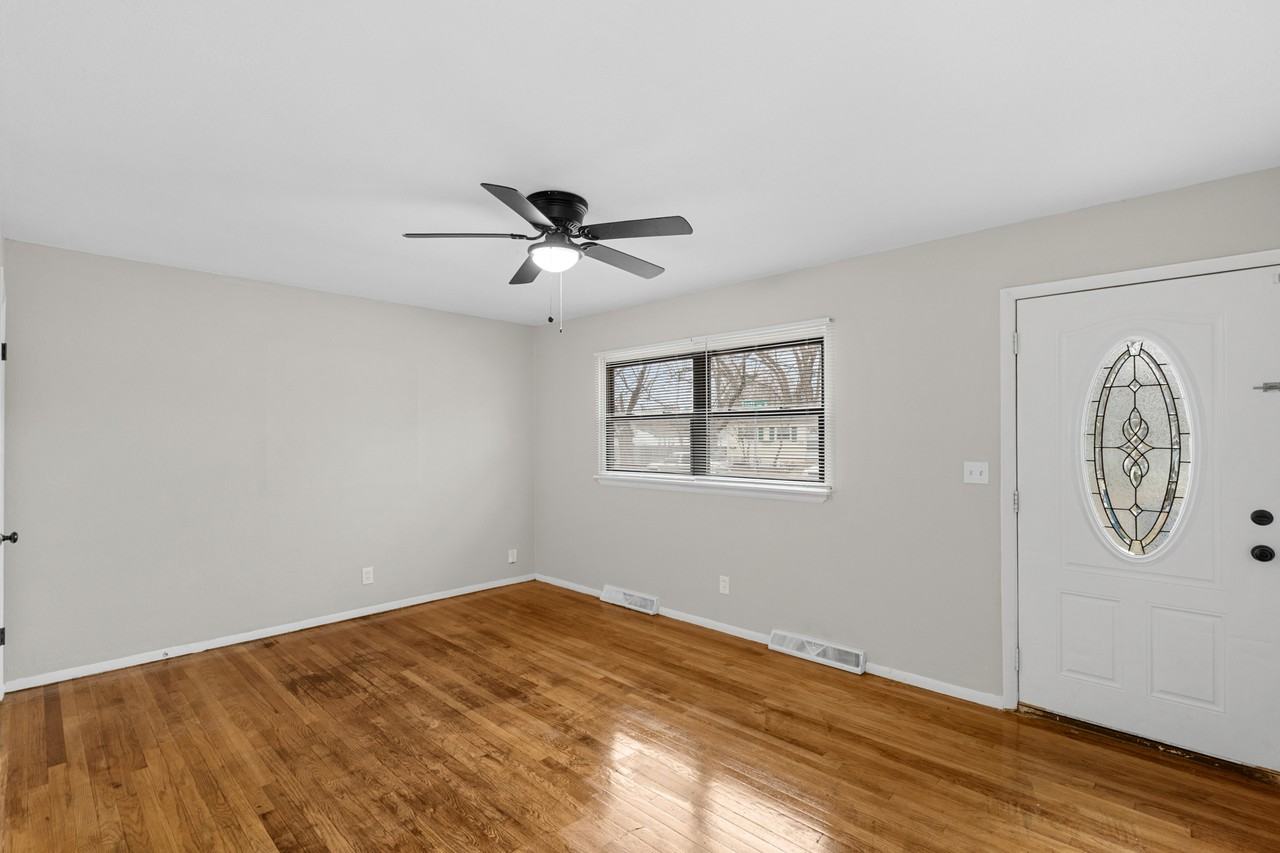 1242 Scott Ave - Photo 3 of 24