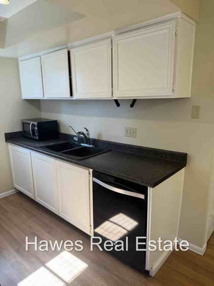 1320 Primrose St #4 - Photo 7 of 17