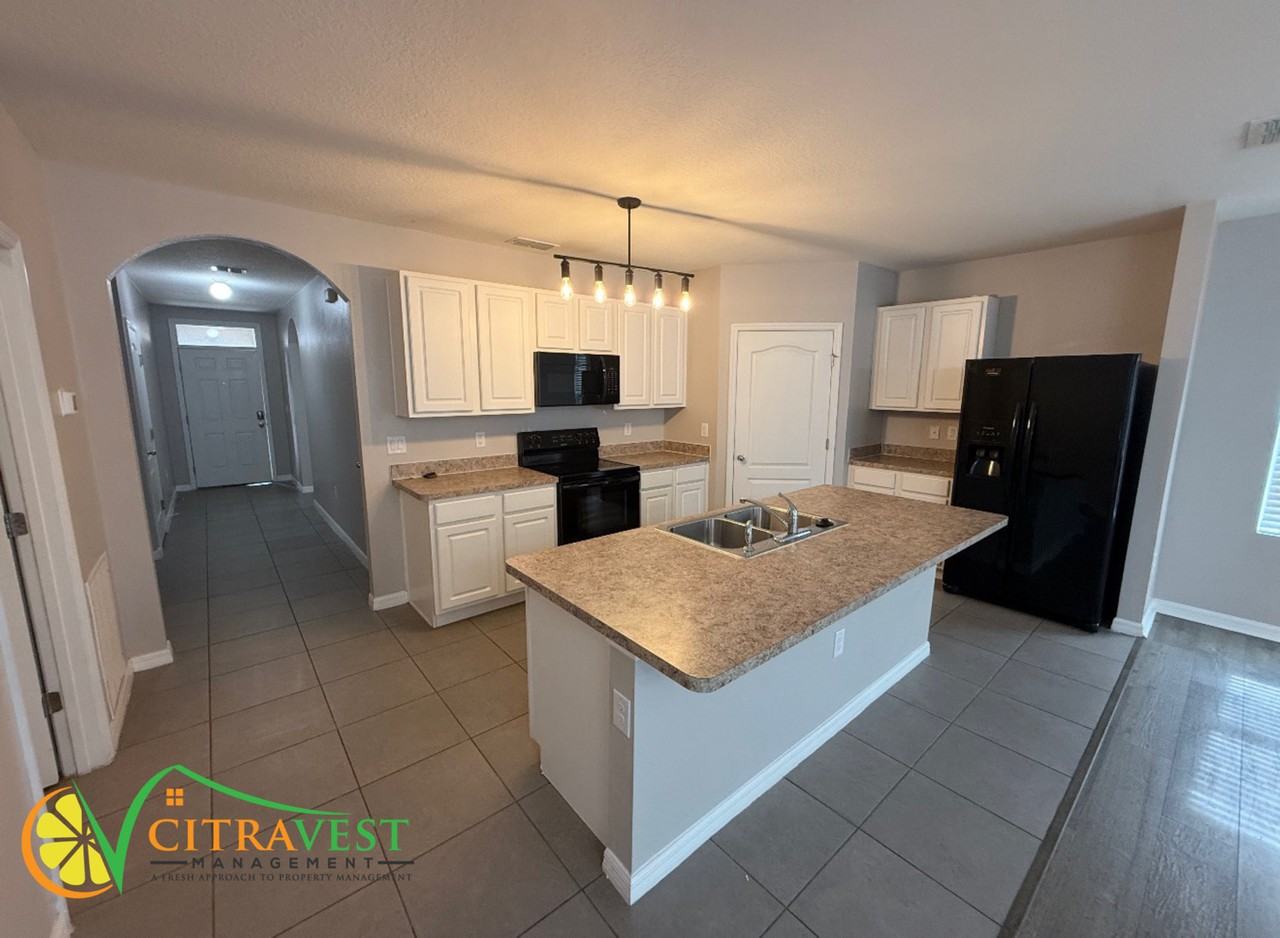 4258 Roberta Dr - Photo 4 of 10