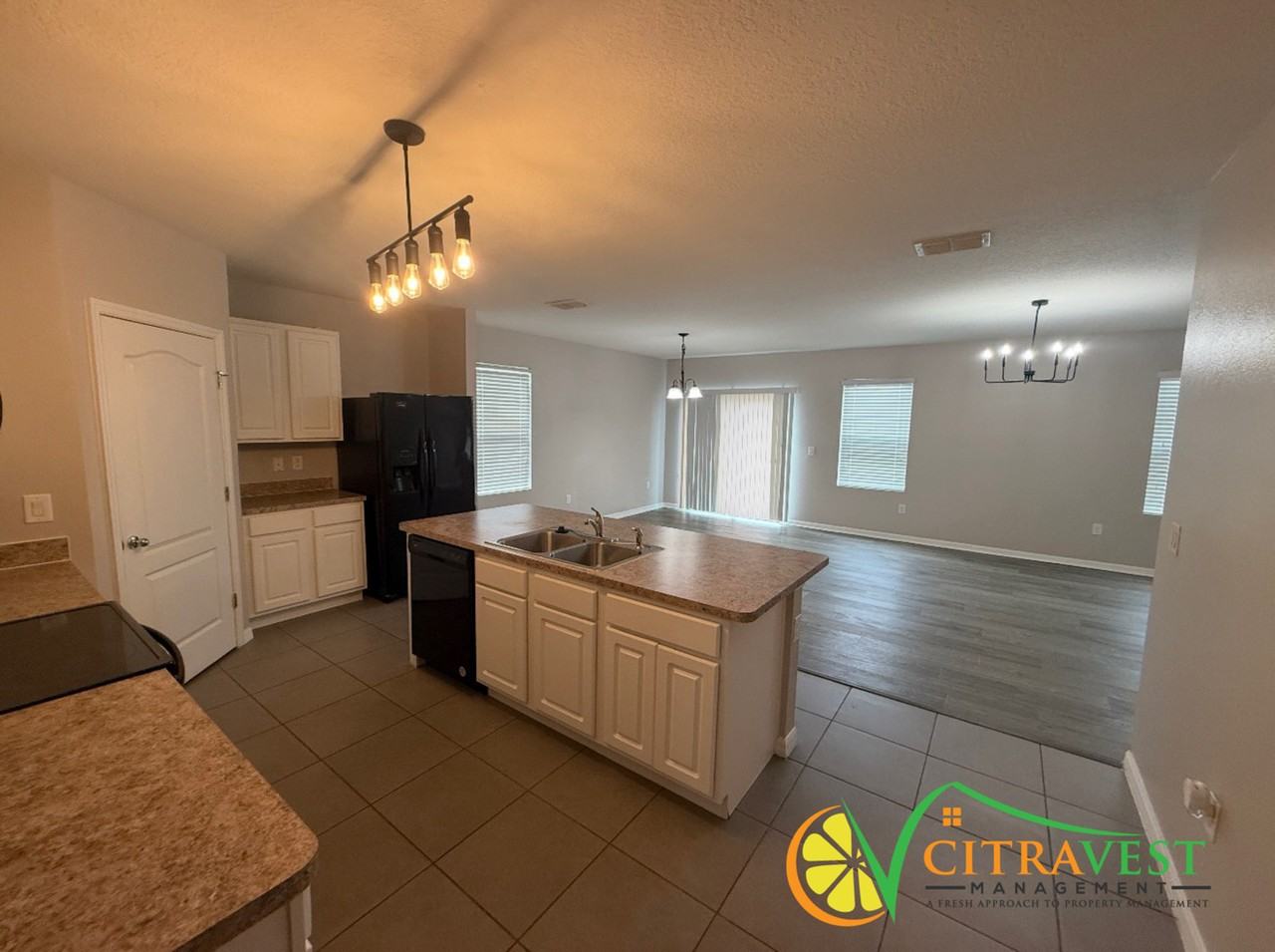 4258 Roberta Dr - Photo 5 of 10