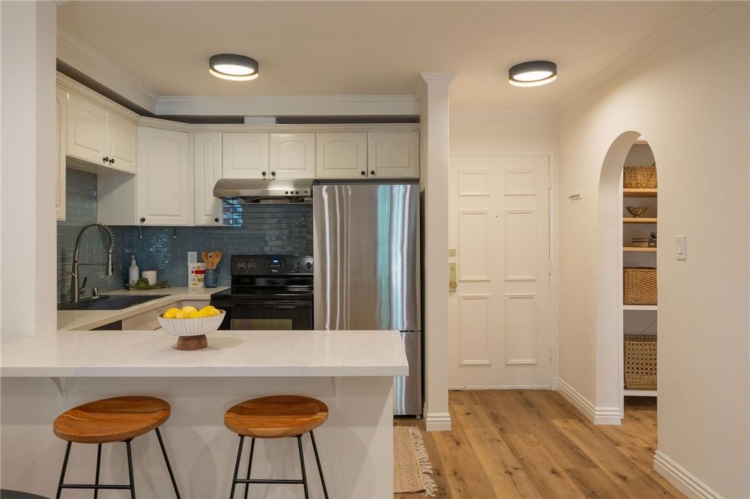 625 N Flores St - Photo 2 of 9