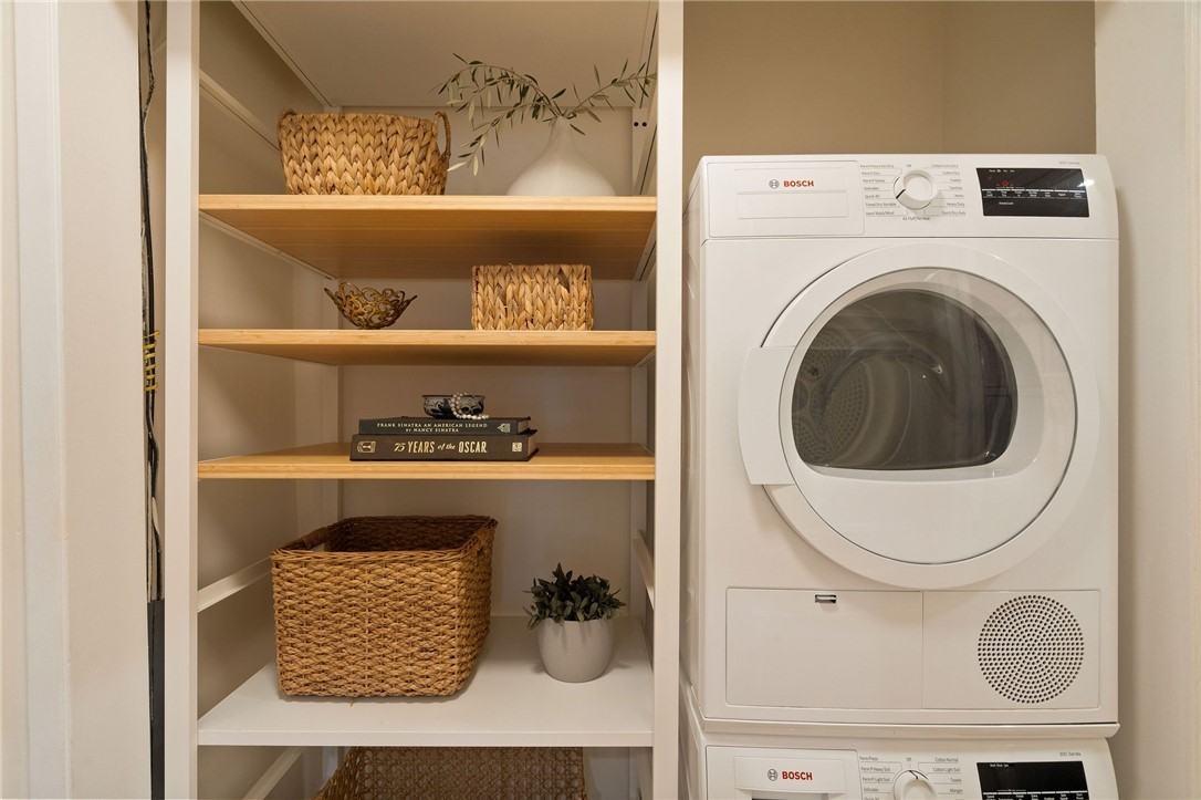 625 N Flores St - Photo 4 of 9