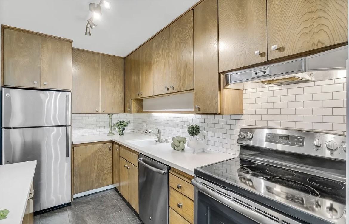 902 Peninsula Ave #205 - Photo 3 of 9