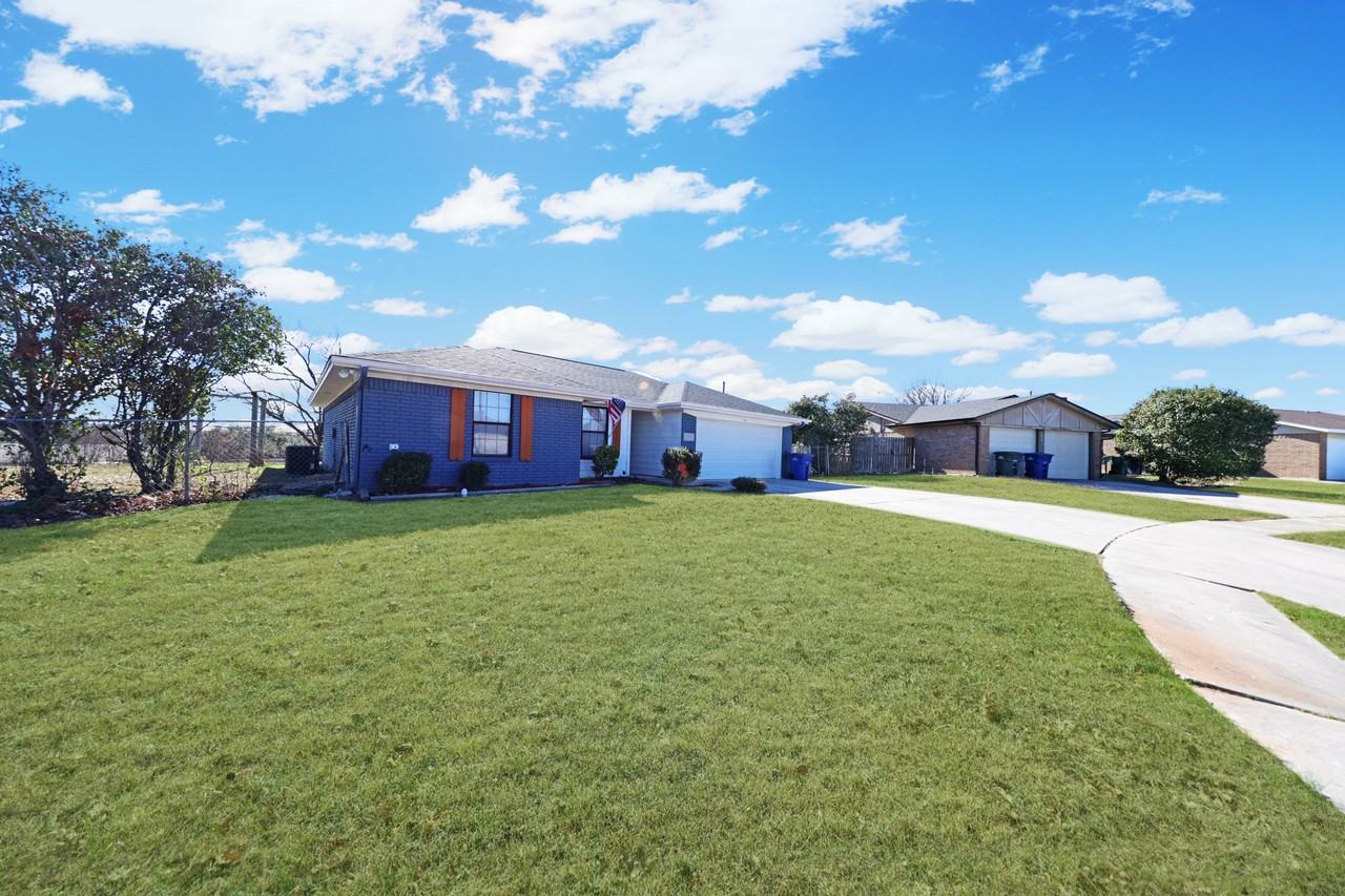 203 Chestnut Dr - Photo 2 of 19