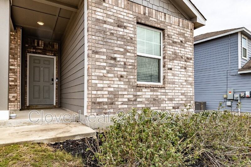 8319 Falcon Meadow Dr - Photo 4 of 32