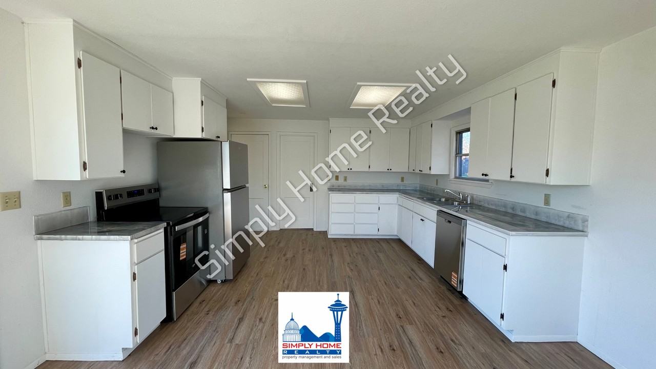 4539 E C St - Photo 5 of 22