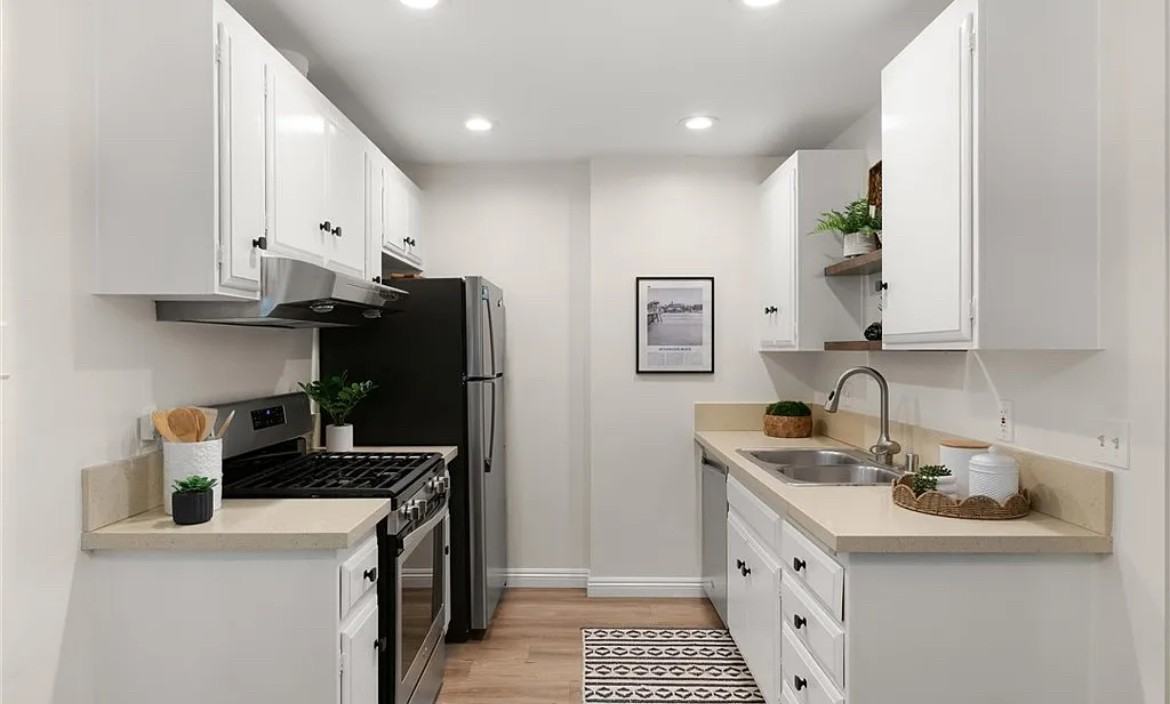 6600 Warner Ave - Photo 5 of 13