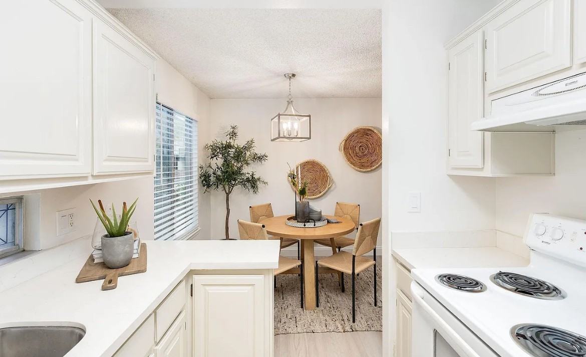 2742 Oak Rd - Photo 5 of 18