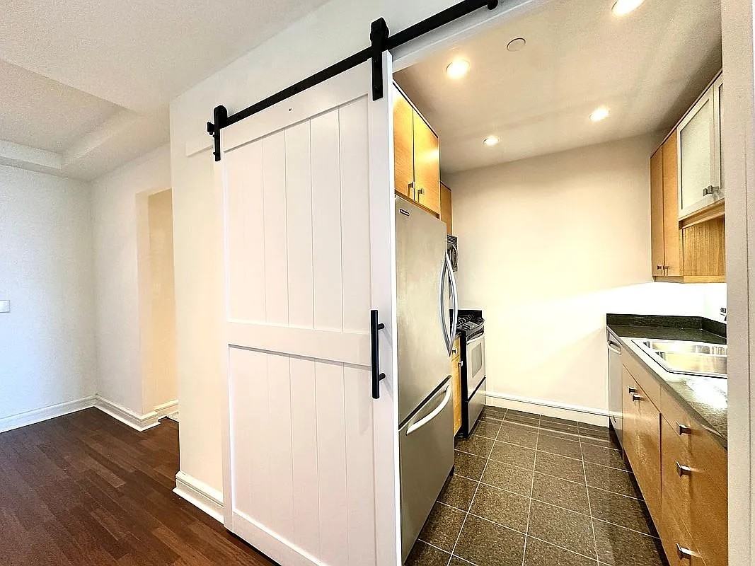 120 Riverside Blvd #4K - Photo 2 of 6