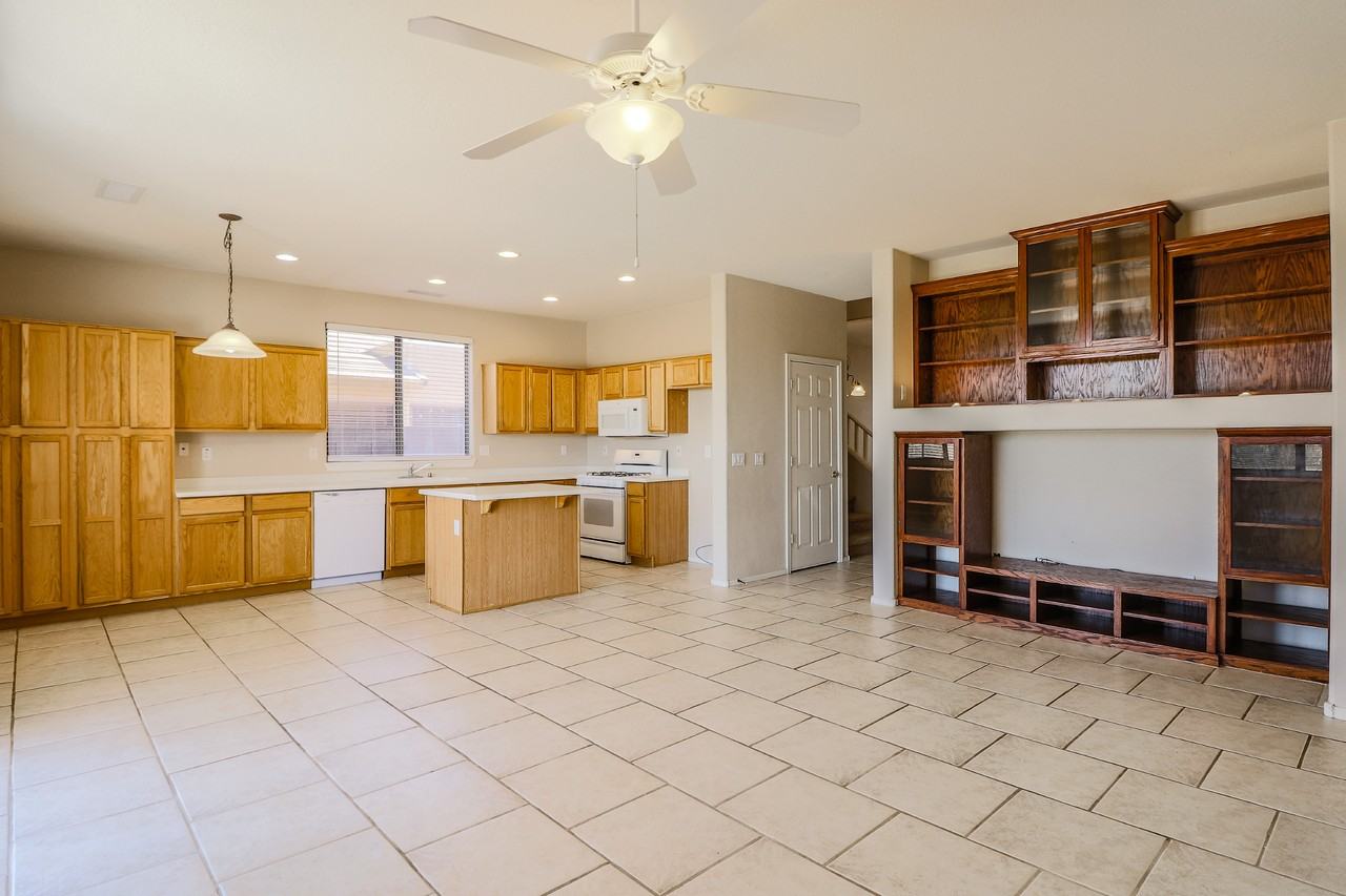 17547 W Coyote Trail Dr - Photo 4 of 36