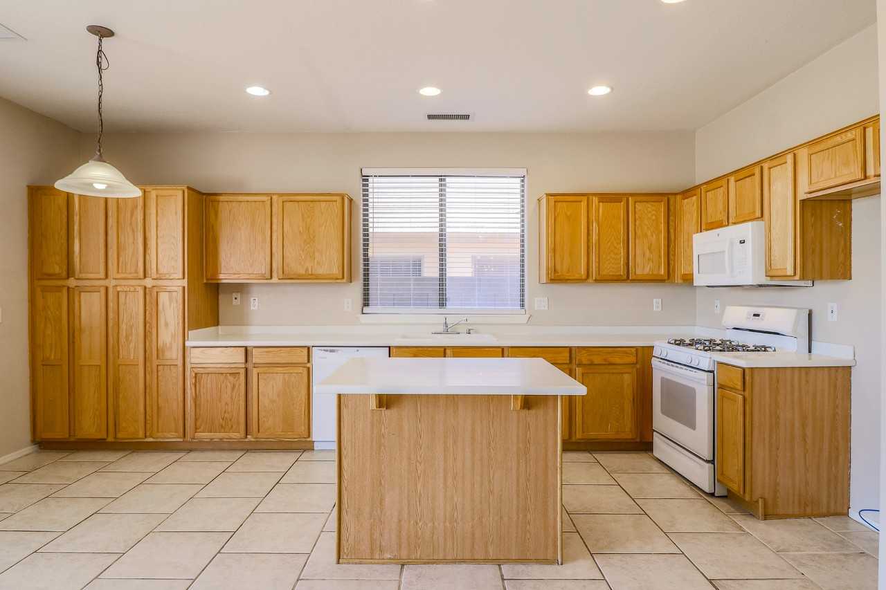 17547 W Coyote Trail Dr - Photo 5 of 36