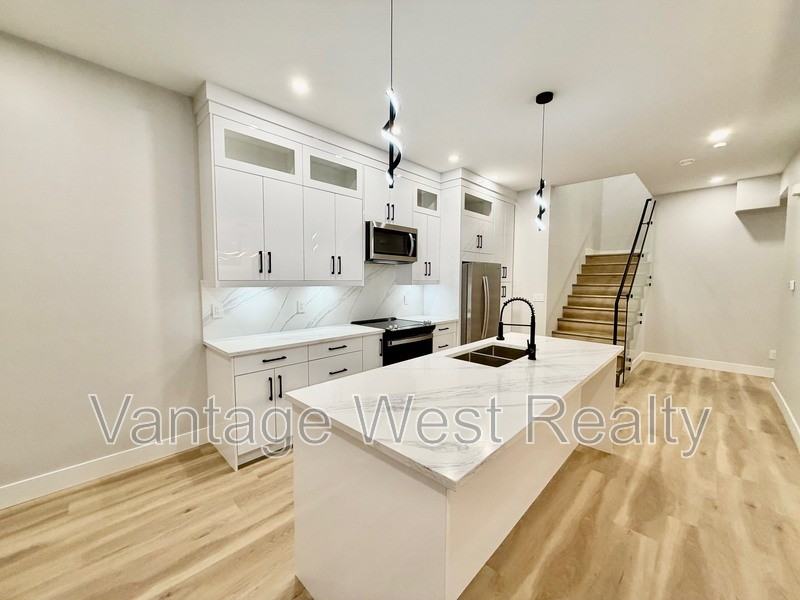 1669 Highland Dr N - Photo 2 of 44