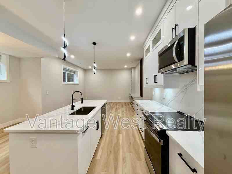 1669 Highland Dr N - Photo 4 of 44