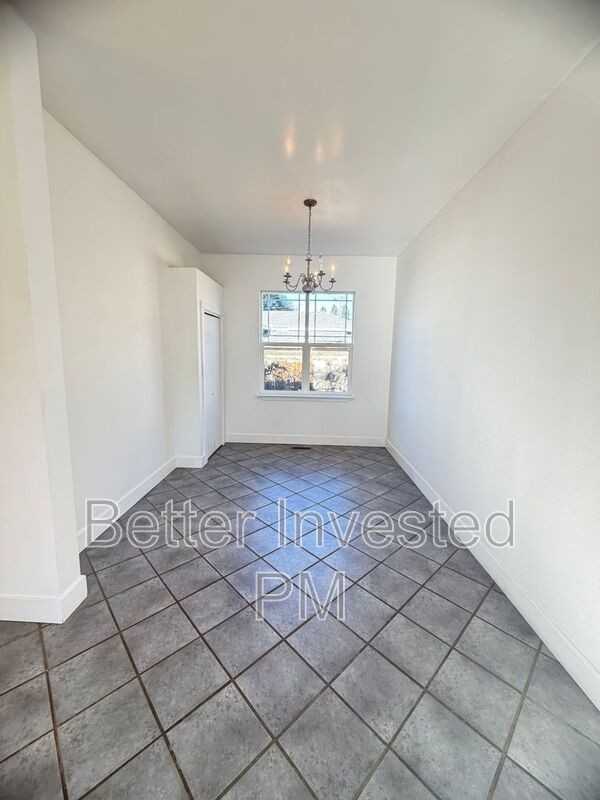 559 N Oak St - Photo 3 of 30