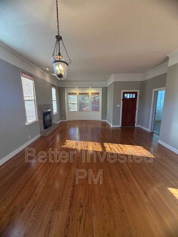 559 N Oak St - Photo 4 of 30