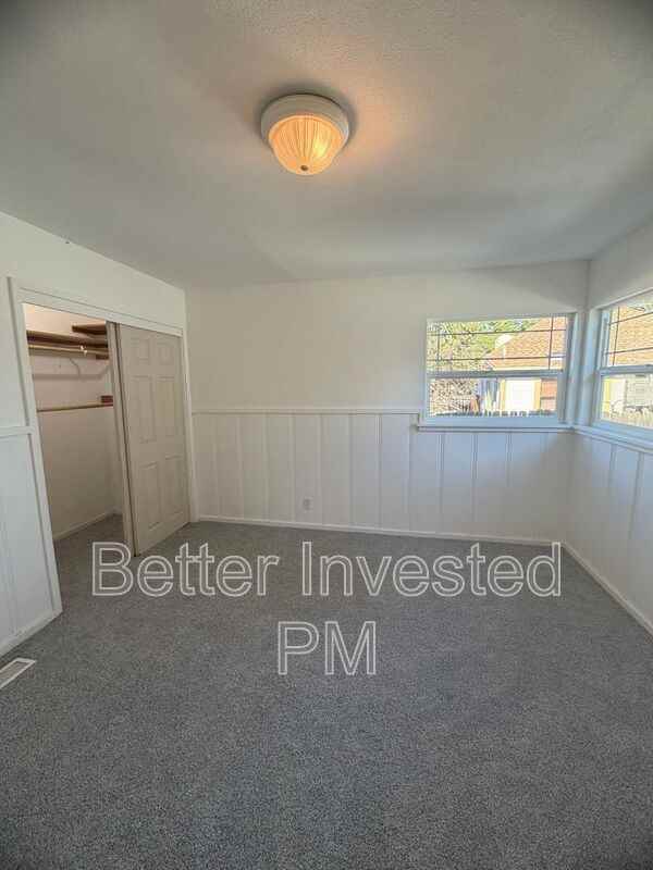 559 N Oak St - Photo 6 of 30