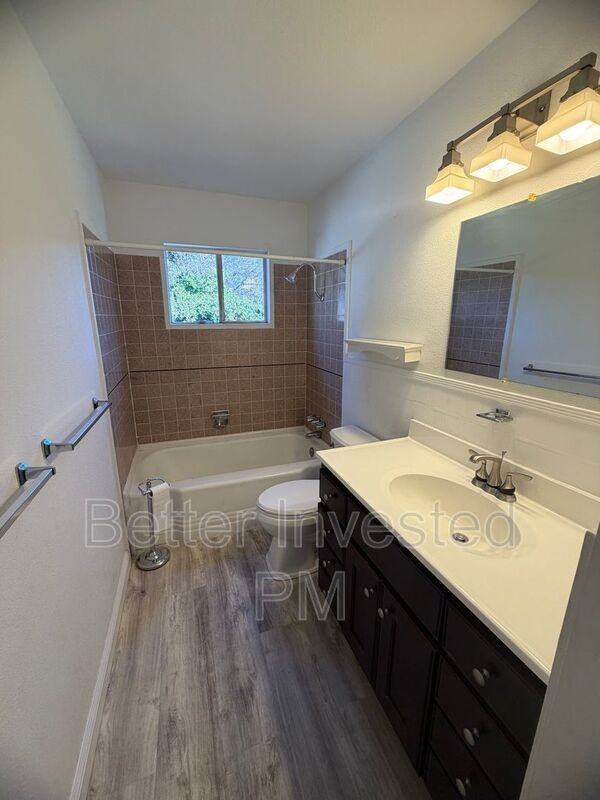 559 N Oak St - Photo 7 of 30