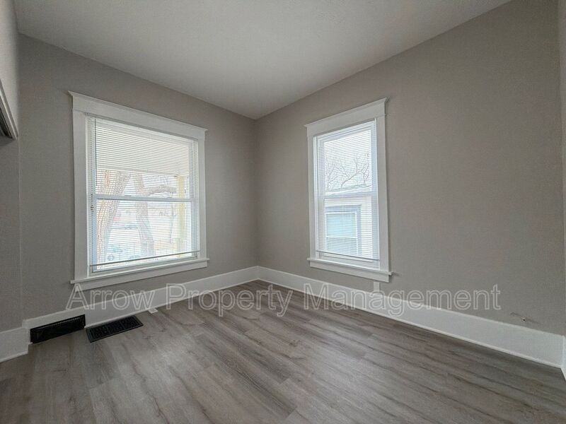 126 S 28th St #1 - Photo 4 of 27