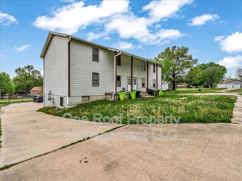 1911 Chateau Dr - Photo 3 of 24