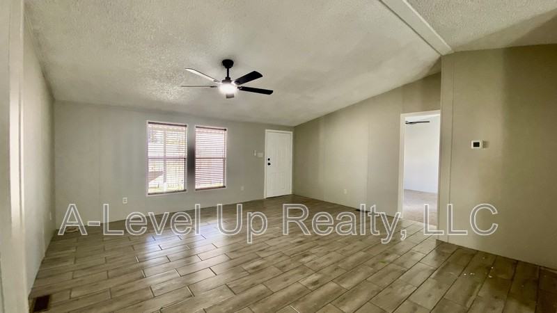 307 W Lee St - Photo 4 of 32