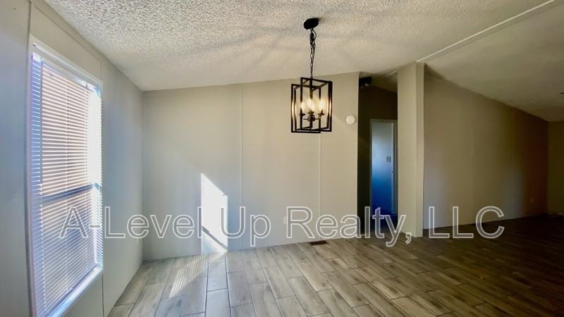 307 W Lee St - Photo 5 of 32