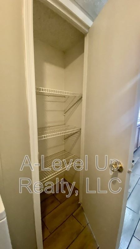 307 W Lee St - Photo 6 of 32