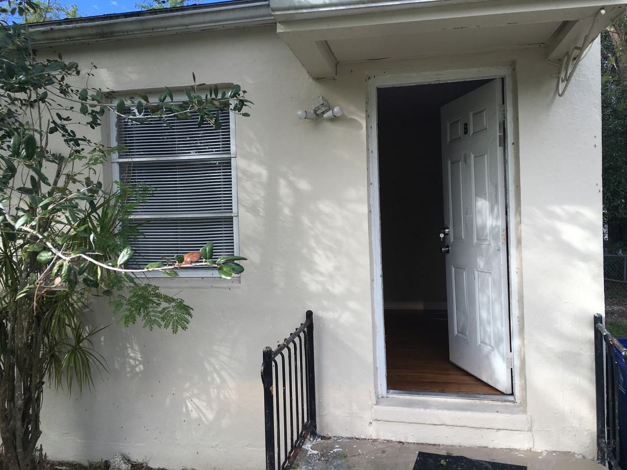 2309 Hunter St #B - Photo 3 of 13