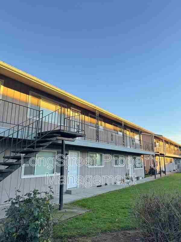 970 Nw Garfield Ave #1 - Photo 3 of 23