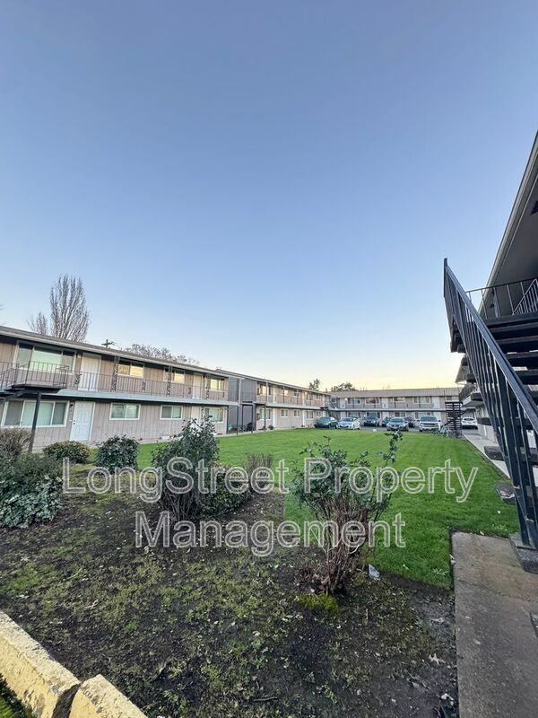 970 Nw Garfield Ave #1 - Photo 4 of 23