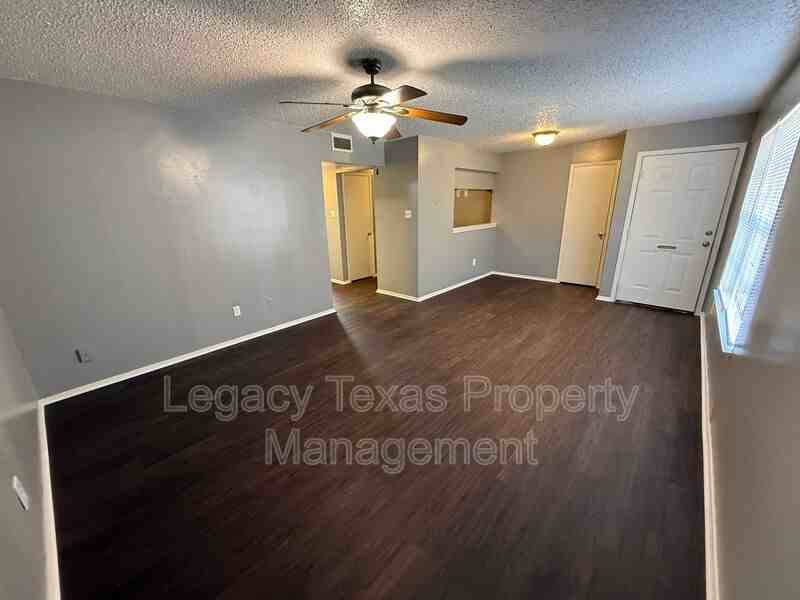 1714 Short St #A - Photo 3 of 7