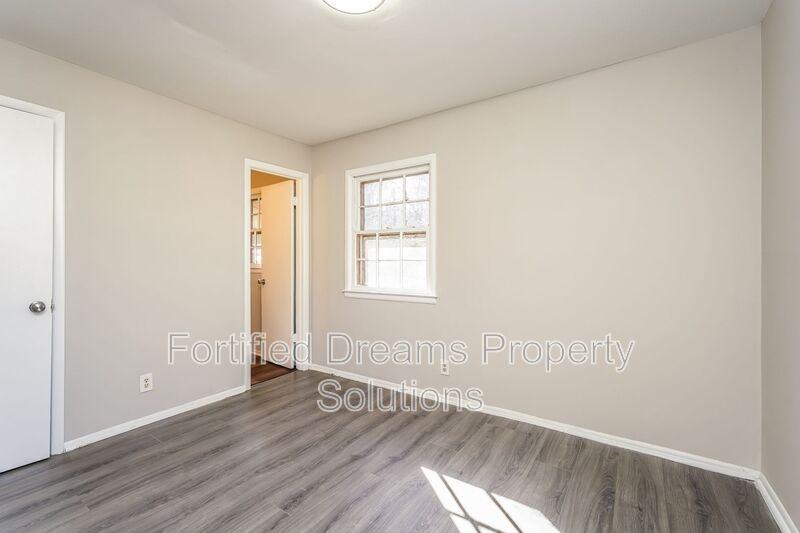 1316 Pleasant St - Photo 3 of 20