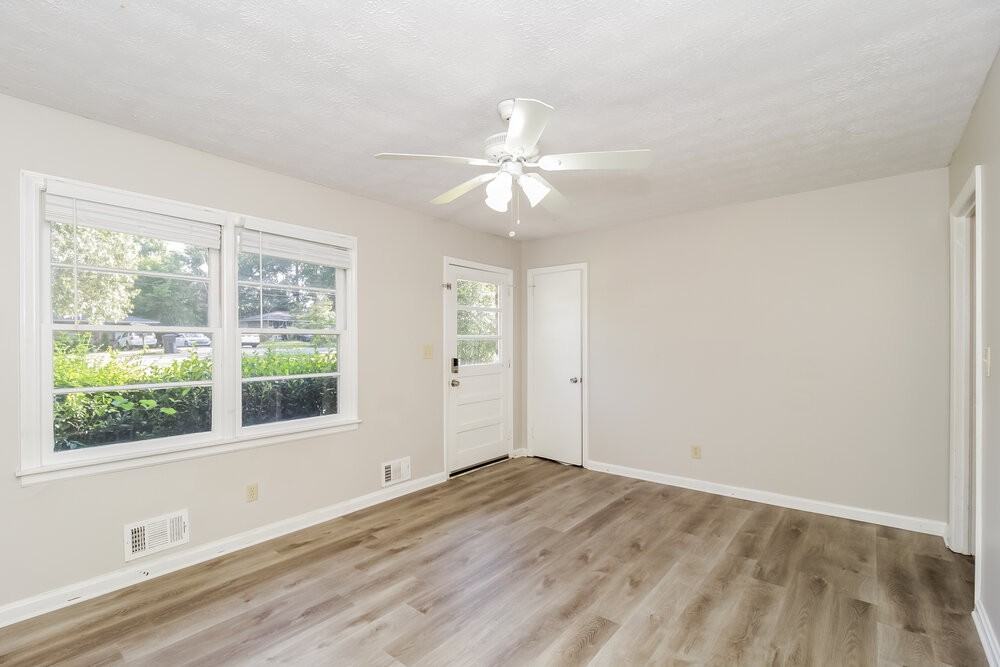 2082 Warren Dr - Photo 5 of 16