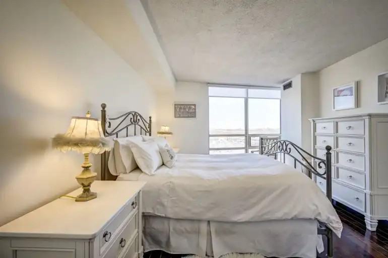 50 Eglinton Ave W #1405 - Photo 6 of 9