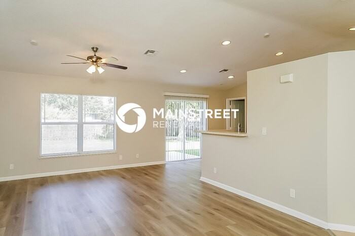 1273 Sw Curtis St - Photo 3 of 16