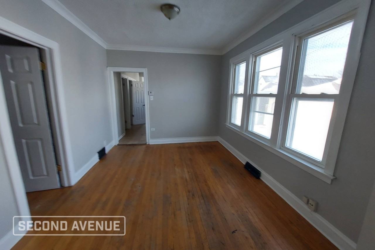 7114 S Oakley Ave - Photo 3 of 13