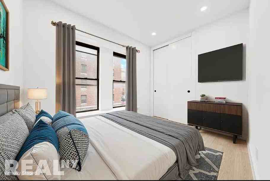 704 8th Ave #4B - Photo 4 of 8