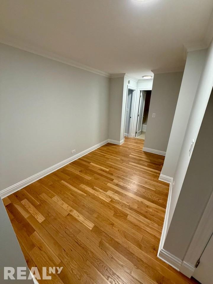 W 89th St #011R - Photo 2 of 6