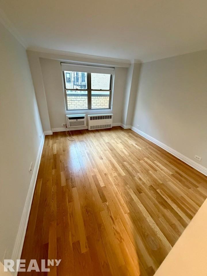 W 89th St #011R - Photo 3 of 6