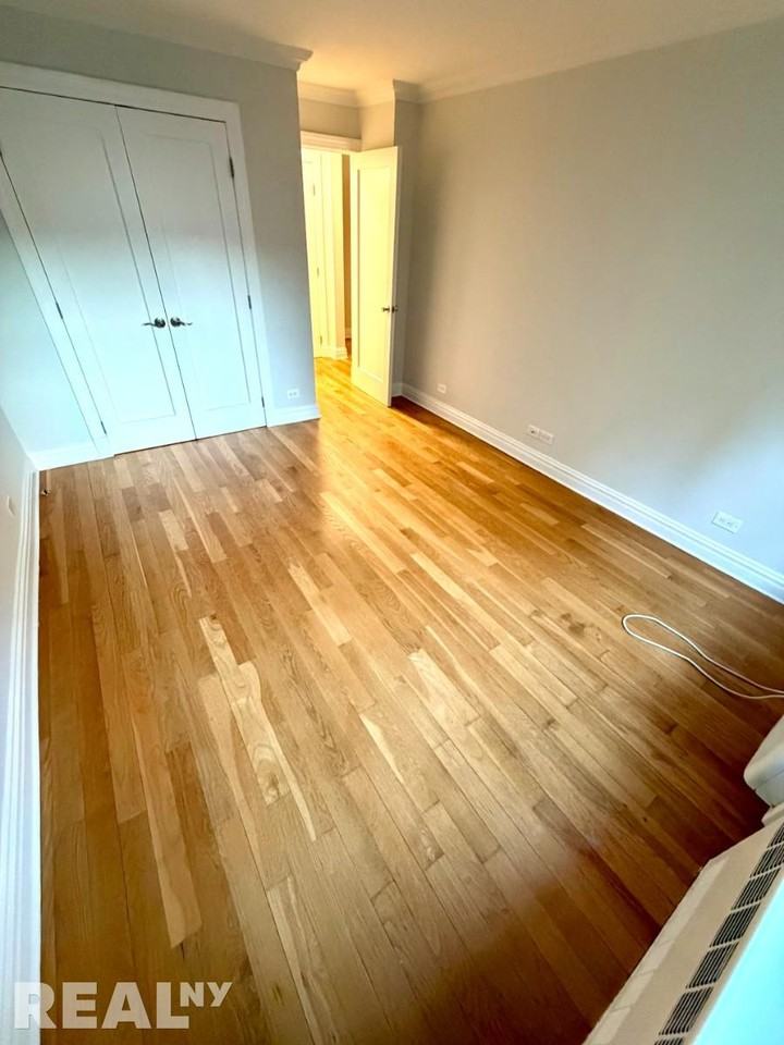 W 89th St #011R - Photo 4 of 6