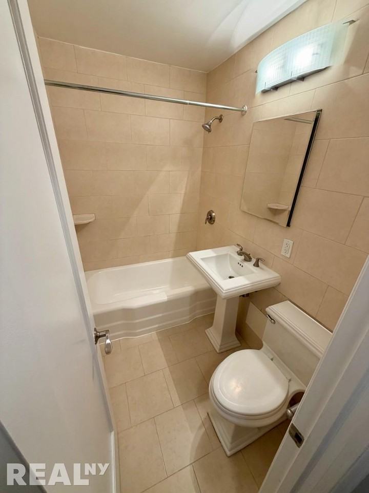 W 89th St #011R - Photo 5 of 6