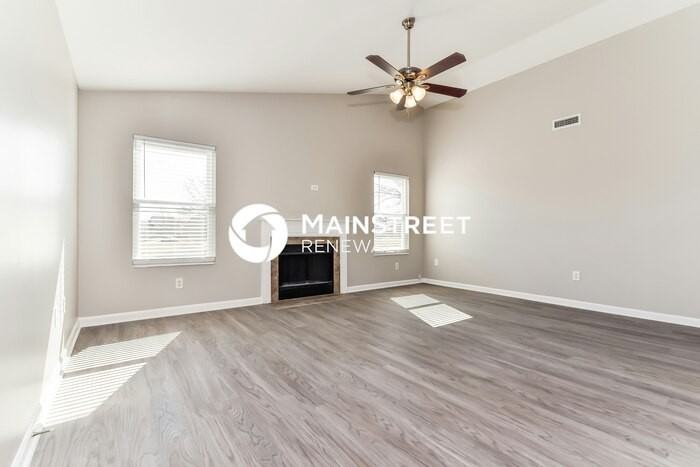 6415 Hollingsworth Dr - Photo 4 of 17