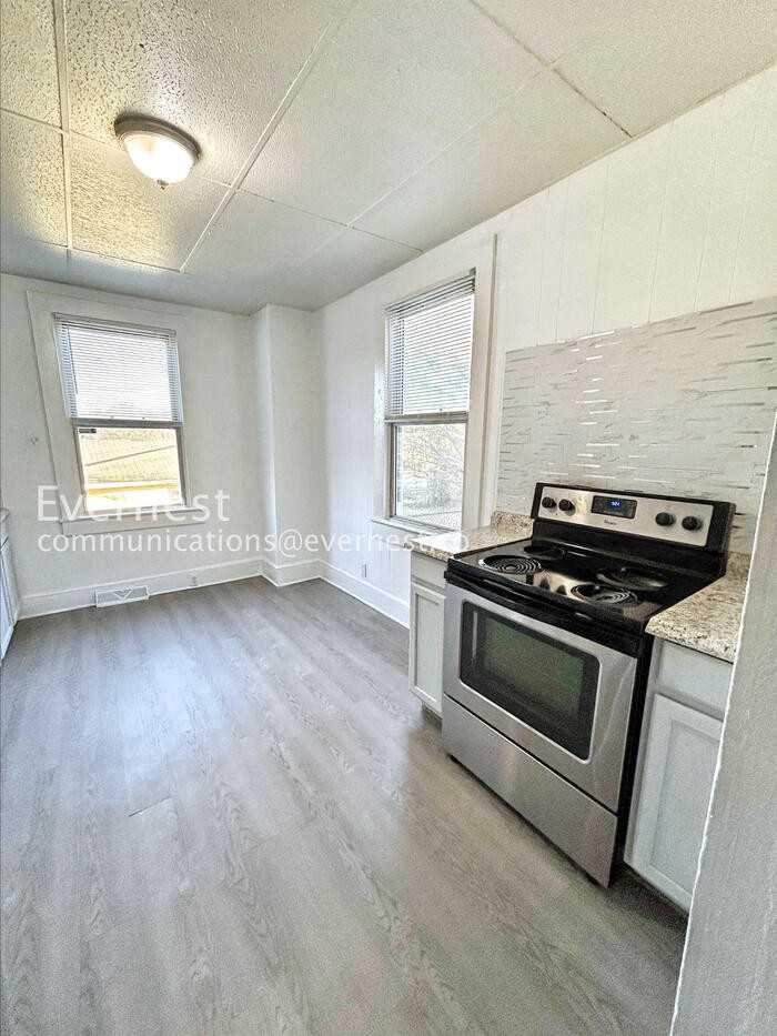 613 N Jackson Ave - Photo 3 of 21