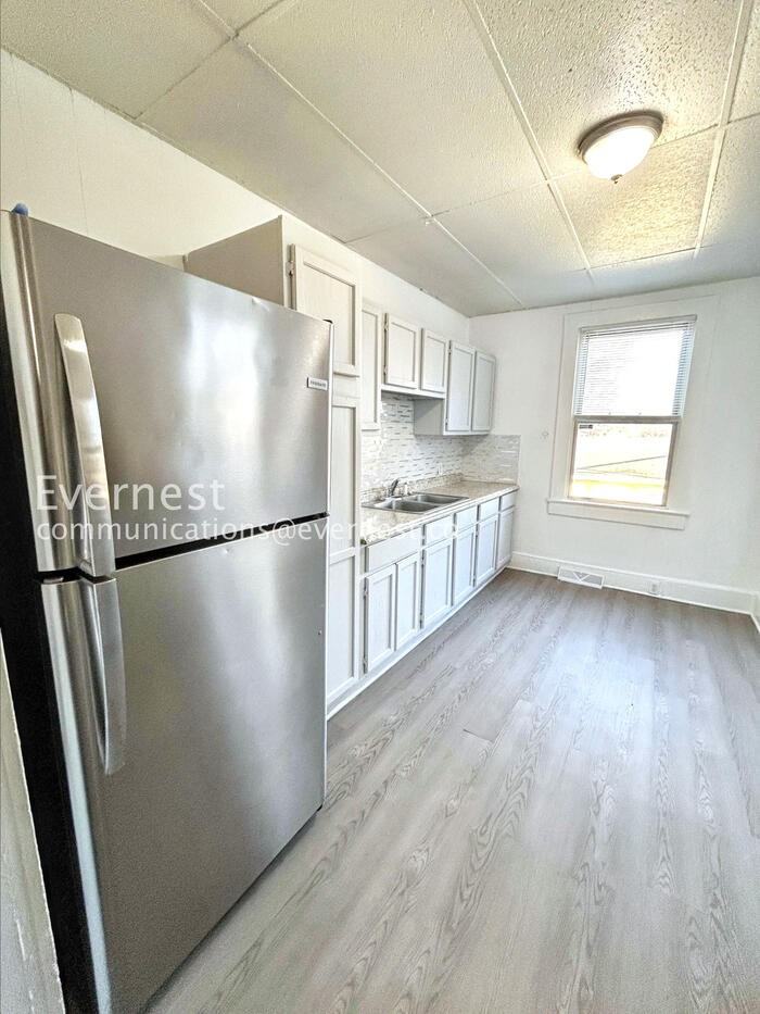 613 N Jackson Ave - Photo 4 of 21