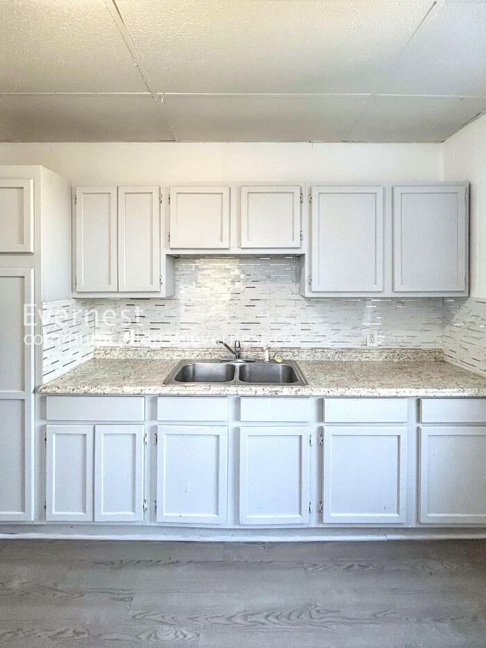 613 N Jackson Ave - Photo 5 of 21