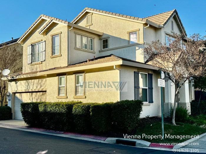 829 Courtyards Loop - Photo 2 of 45